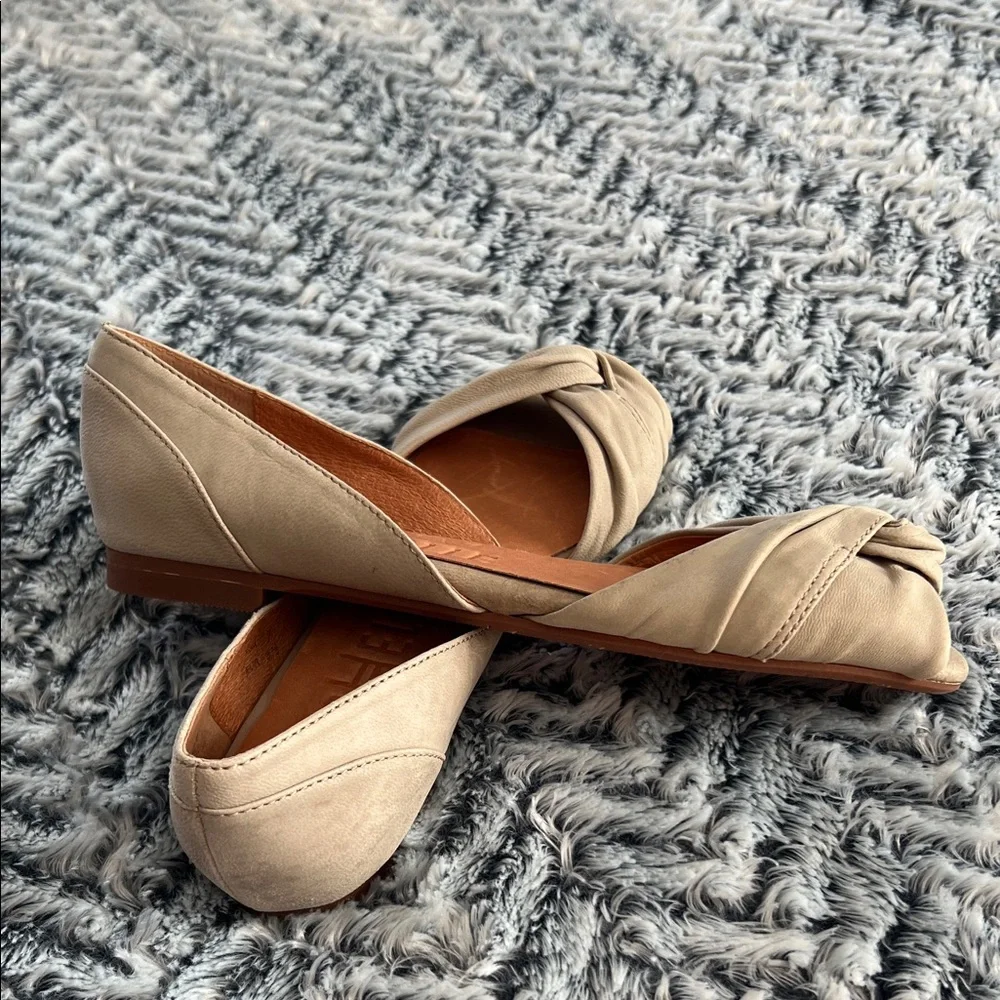 Women's Beige Open-Toe Flats NWOT - Picture 2 of 4